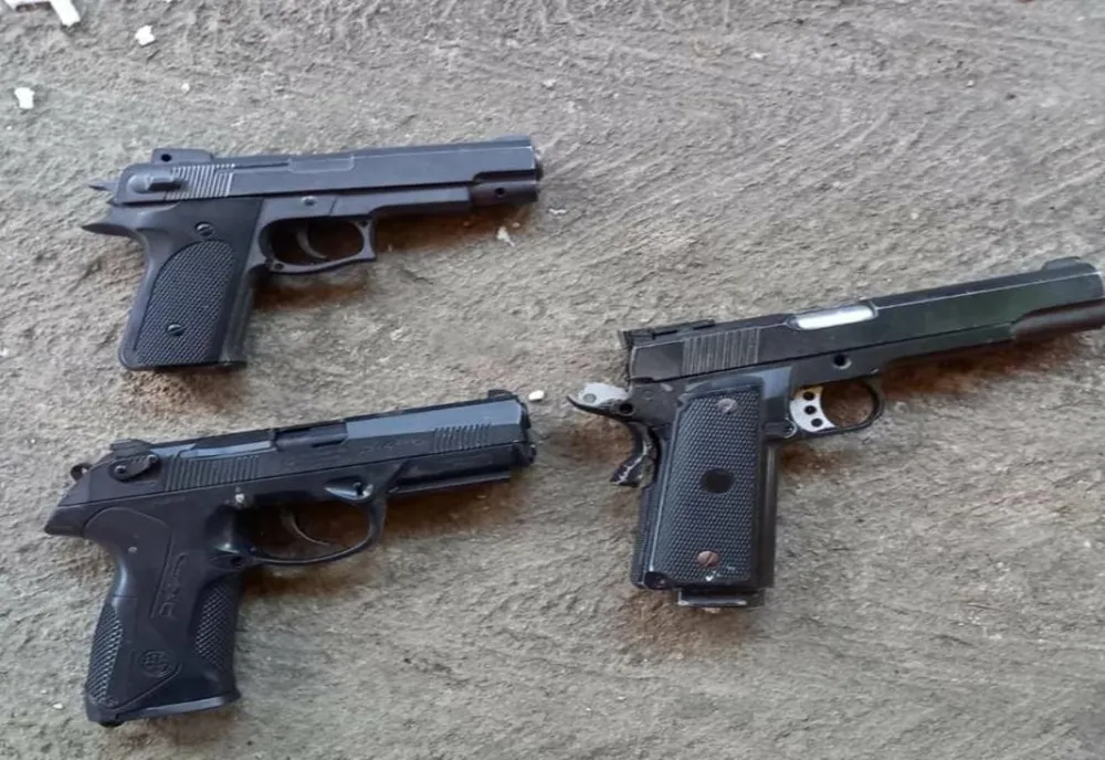 Descinderi la locuințele unor adolescenți care dețineau arme
