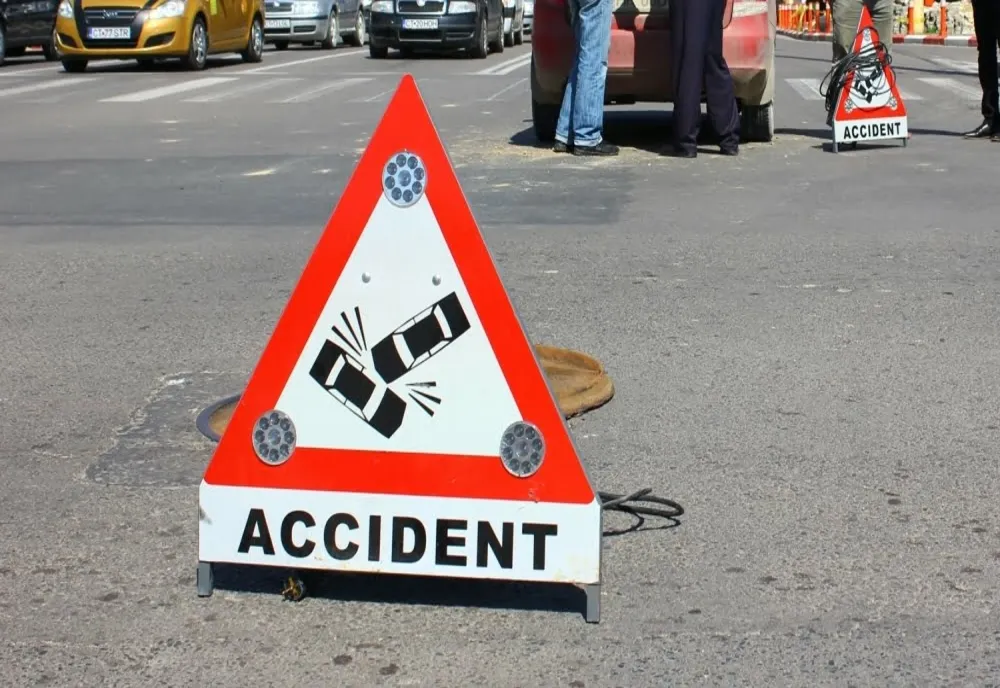 Pieton accidentat grav în Dâmbovița după ce a fost lovit de o mașină