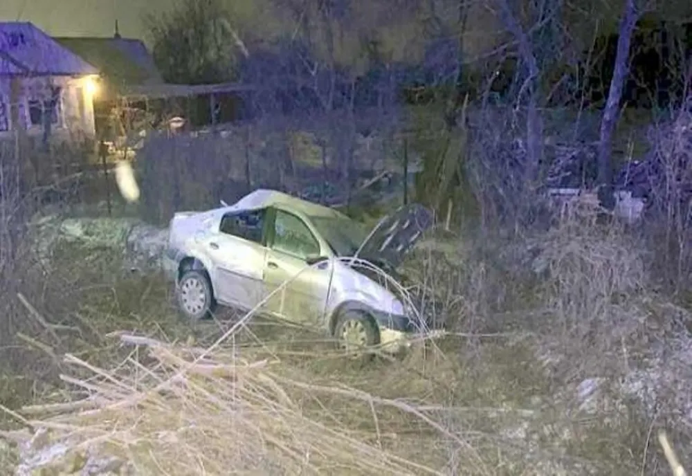 Dâmbovița. Două persoane rănite după ce un tânăr a intrat cu mașina într-un cap de pod