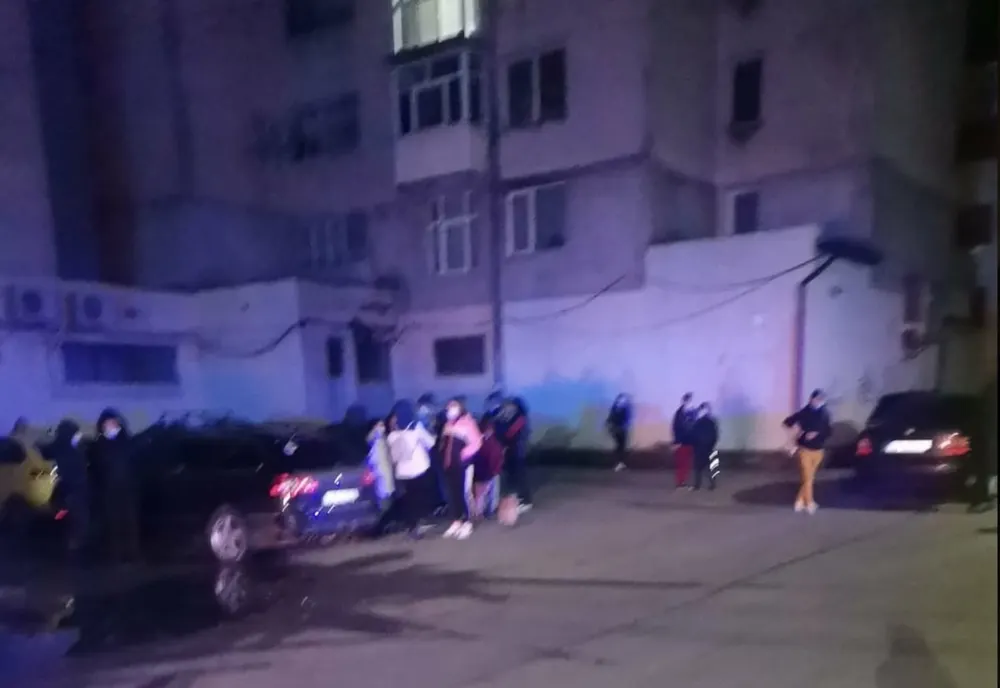 Locatarii unui bloc din Găești, evacuați din cauza mirosului puternic de gaz