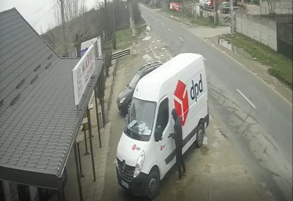Curier urmărit și jefuit în Dâmbovița. Hoții sunt căutați după ce scena a fost filmată 