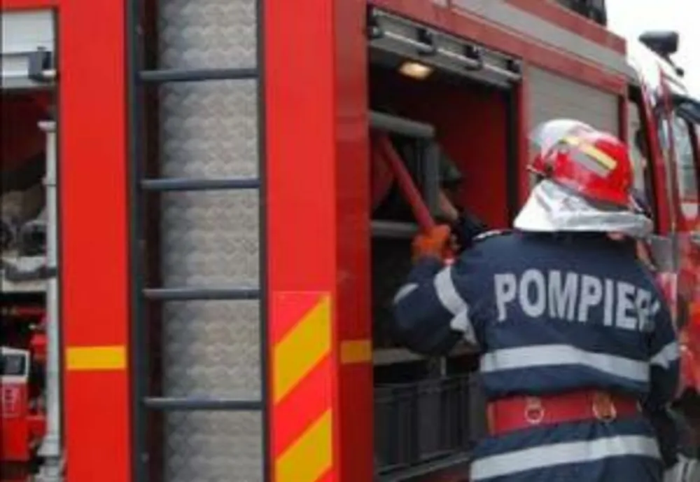 Un autoturism a luat foc pe o stradă din Pucioasa