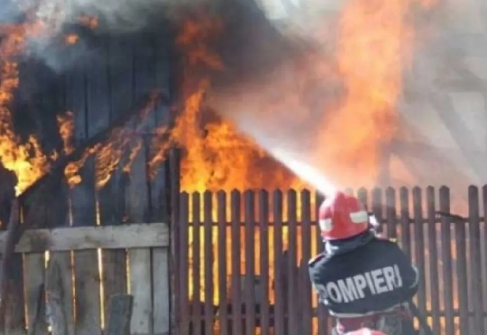 Incendiu violent în Dâmbovița! Acoperișurile a două case, din aceeași curte, distruse de flăcări