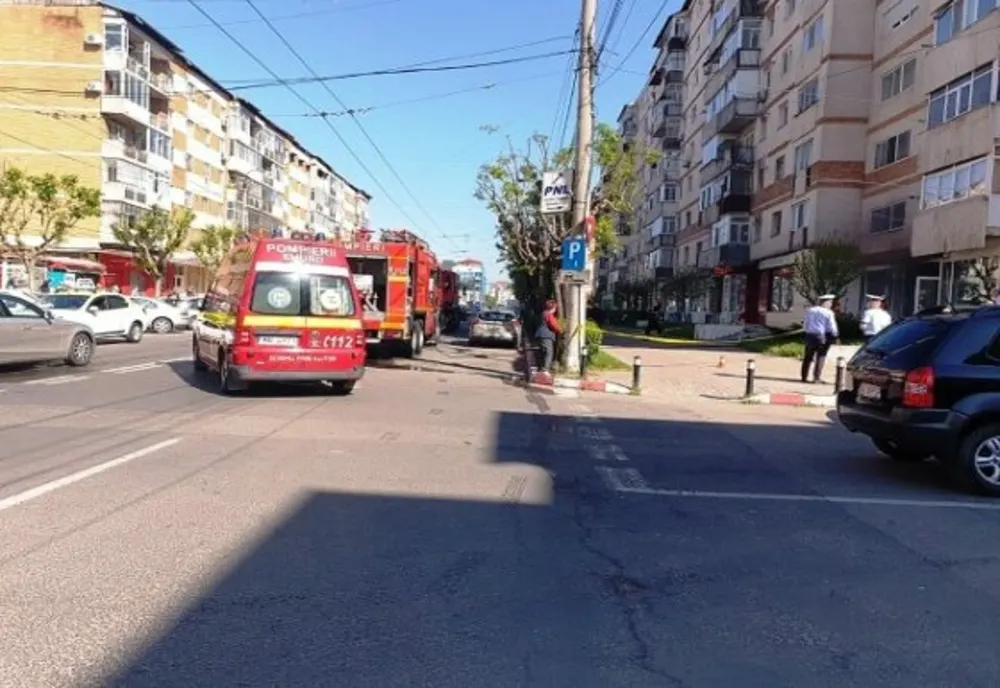 Pompierii au intervenit în Târgoviște la un magazin de unde ieșea fum 