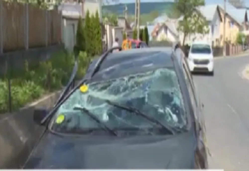 Doi copii au fost răniți după ce mama lor a provocat un accident rutier. Femeia e șoferiță începătoare 