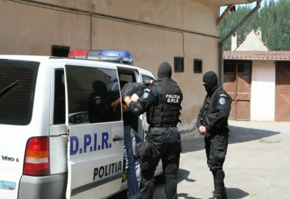  Dâmbovița. Percheziții la persoane acuzate de furt. Un pistol şi telefoane, printre obiectele găsite