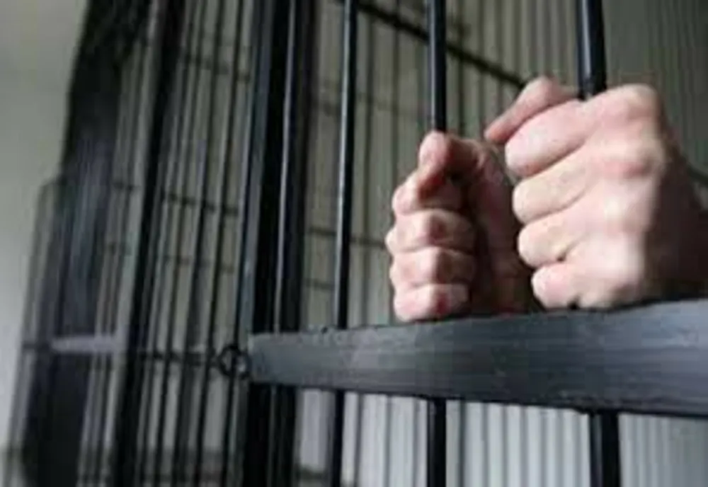 Bărbat condamnat pentru furt calificat, prins de polițiști și dus în penitenciar