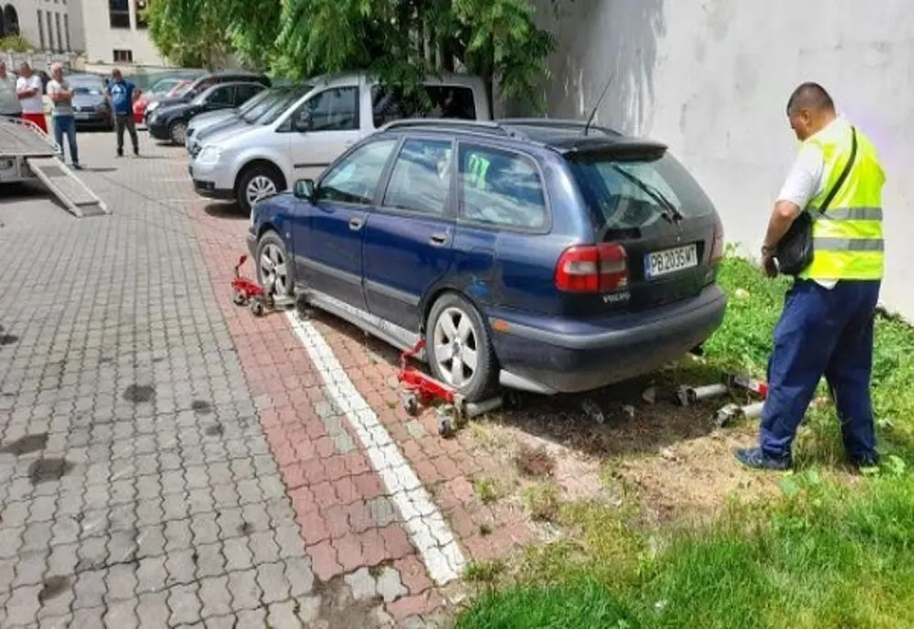 100 de mașini abandonate pe domeniul public, ridicate de Primăria Târgoviște
