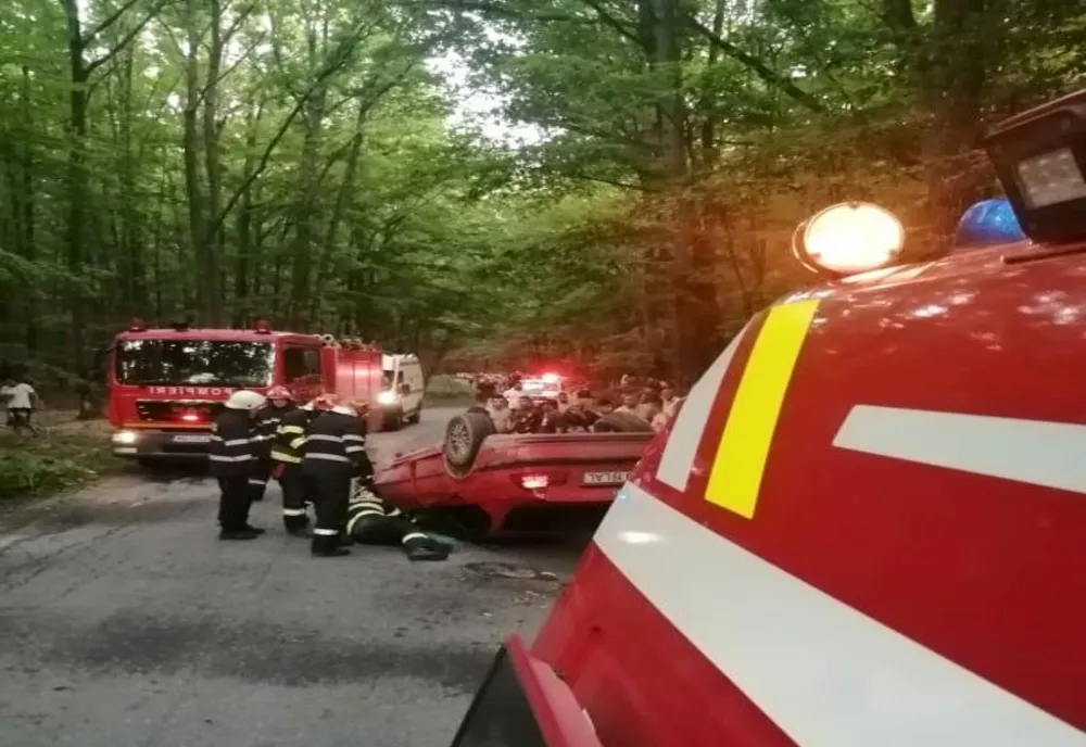 Dâmbovița: Un șofer de 19 ani a intrat cu mașina într-un copac și s-a răsturnat. Pasagerul a fost rănit