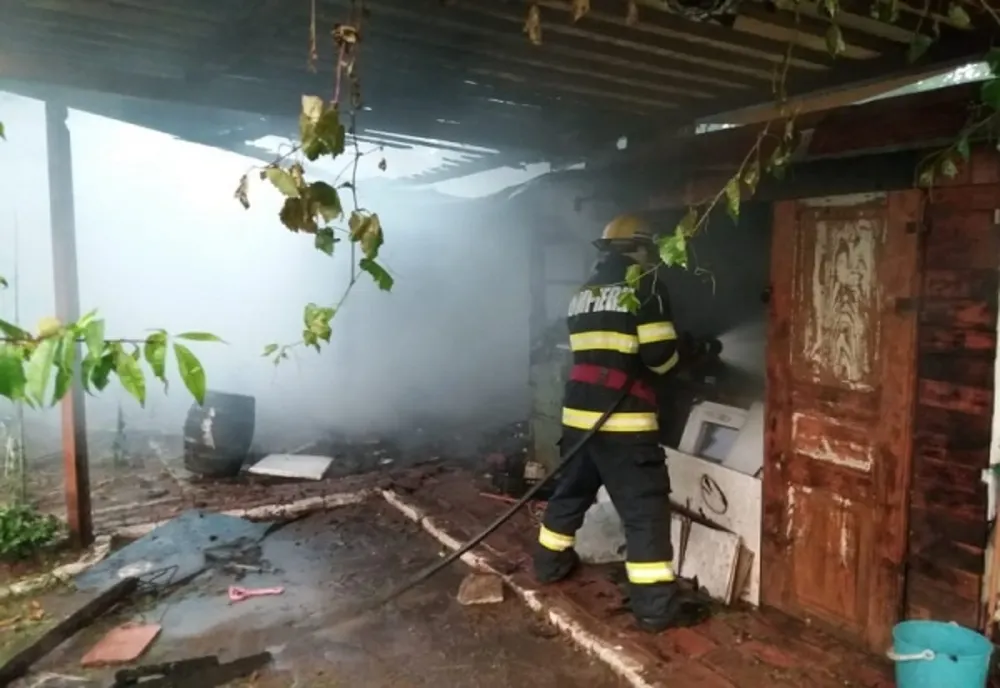 Incendiu puternic la Moreni! Trei anexe gospodărești, cuprinse de flăcări