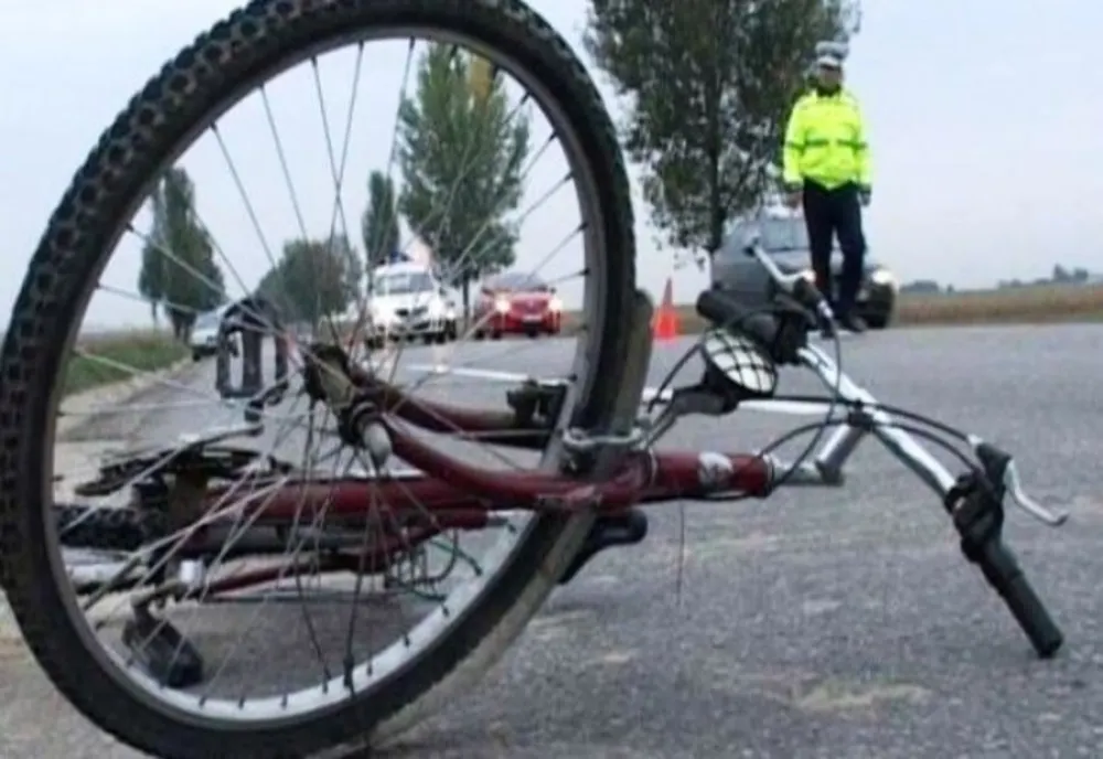 Biciclist lovit de un autoturism, la Pucioasa. Șoferul a fugit de la locul accidentului