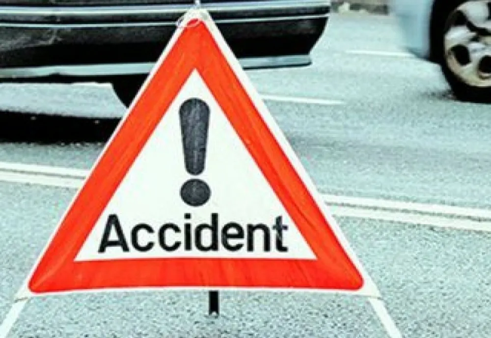 Dâmbovița: Un camion încărcat cu agregate minerale s-a răsturnat pe DJ711A! O persoană a fost rănită!