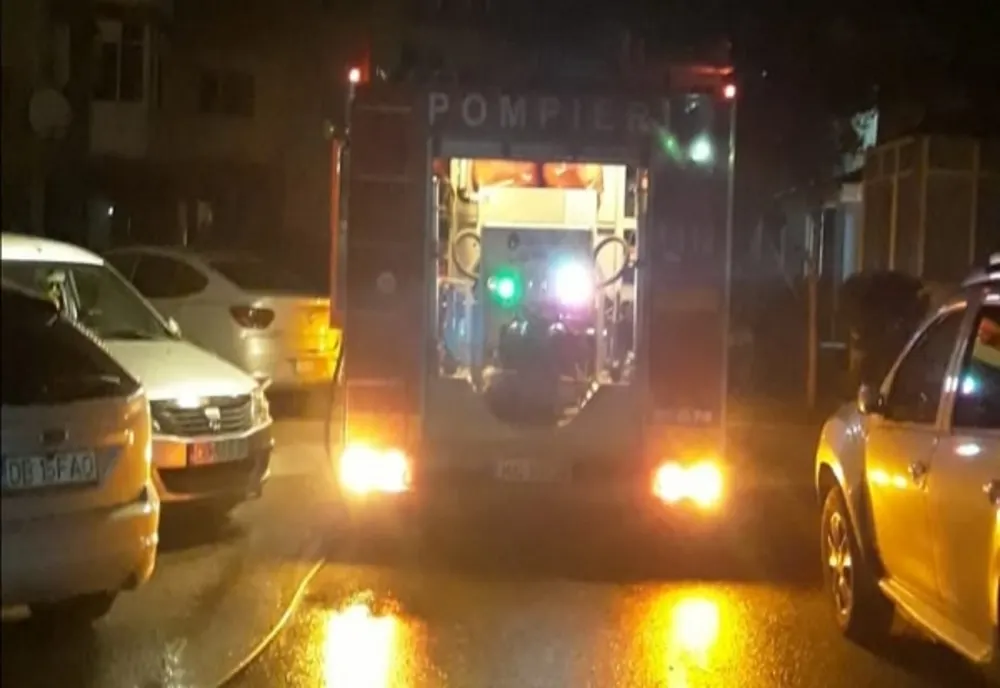 Incendiu la un bloc din Moreni. Zeci de locatari, evacuați. O femeie a suferit un atac de panică