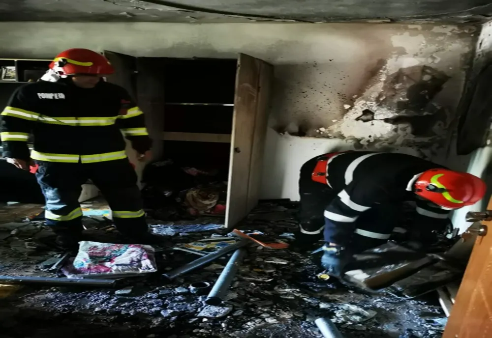 Dâmbovița. Incendiu violent într-un un bloc din Găești: O femeie de 73 de ani a fost intoxicată cu fum!