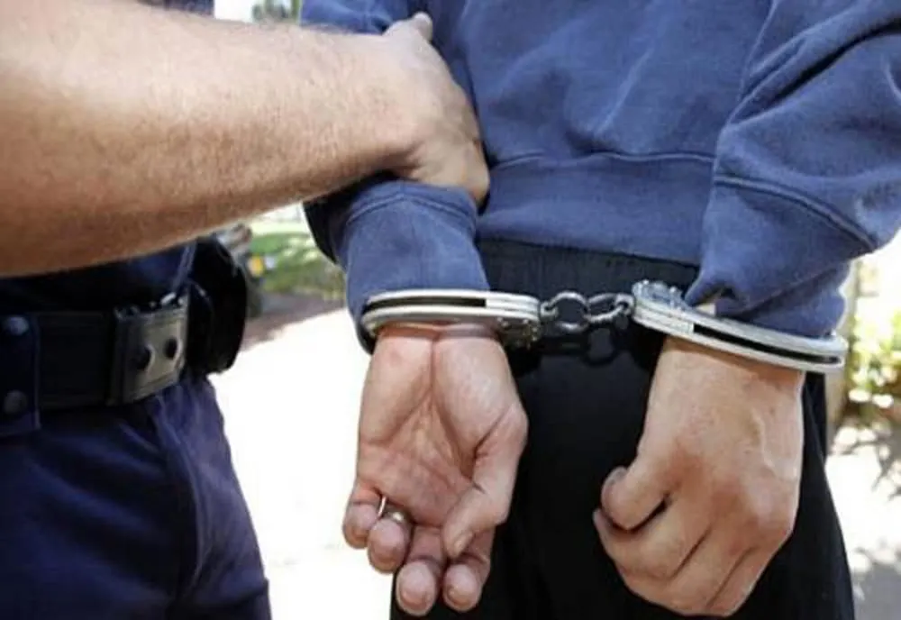 Tânăr din Dâmbovița, reținut de polițiști după ce a agresat doi bărbați pe stradă