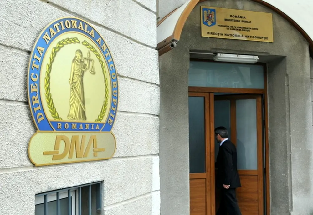 Comisar șef din Poliția Română, trimis în judecată pentru luare de mită. A comis fapta când era angajat al DNA 