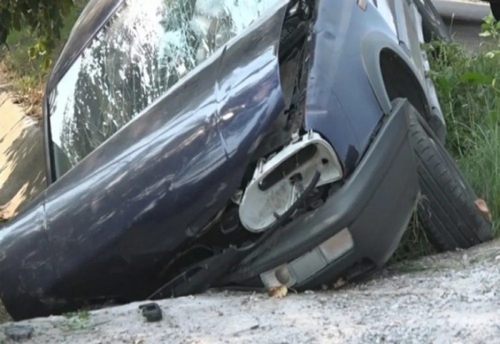 Dâmbovița: Un bărbat a ajuns la spital după ce a intrat cu mașina într-un cap de pod