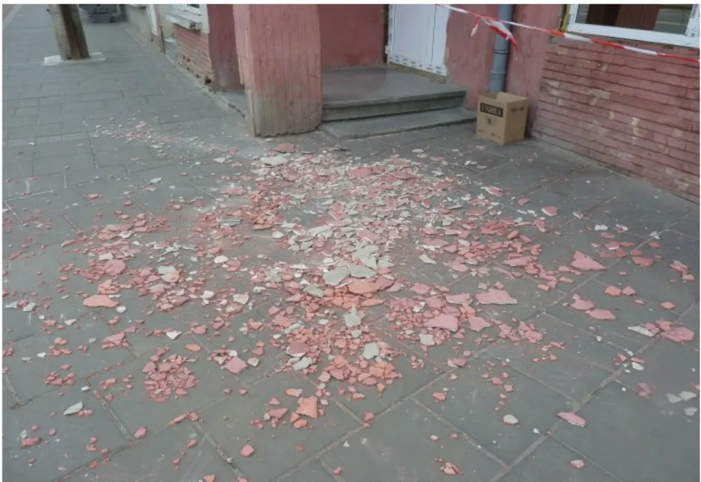 Târgovişte. Bucăți de tencuială desprinse de pe un bloc. Au intervenit pompierii