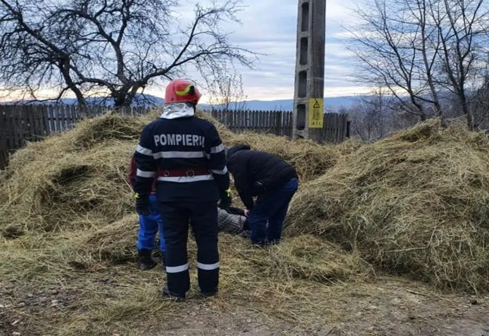 Dâmbovița. Două persoane, rănite grav, după ce o căruță încărcată cu fân s-a răsturnat