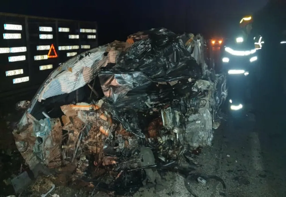 Accidentul mortal de pe DN 72. Un tânăr de 19 ani, din Găeşti, a intrat intenţionat cu autoturismul sub roţile unui TIR 