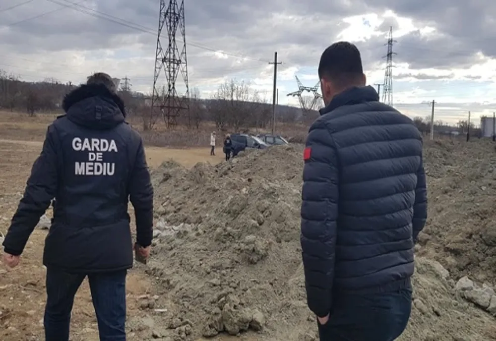 Deșeuri contaminate cu hidrocarburi din exploatări petroliere, descoperite pe malul unui râu din Dâmboviţa
