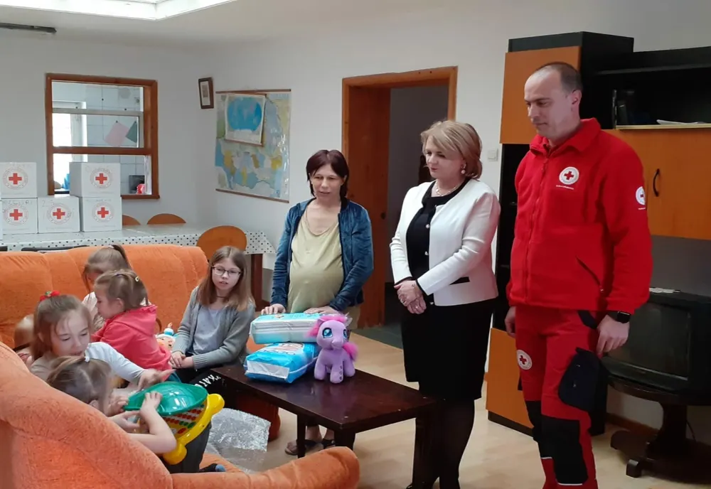 Prefectura Dâmbovița și Crucea Roșie au ajutat o familie cu 6 copii, refugiați din Ucraina