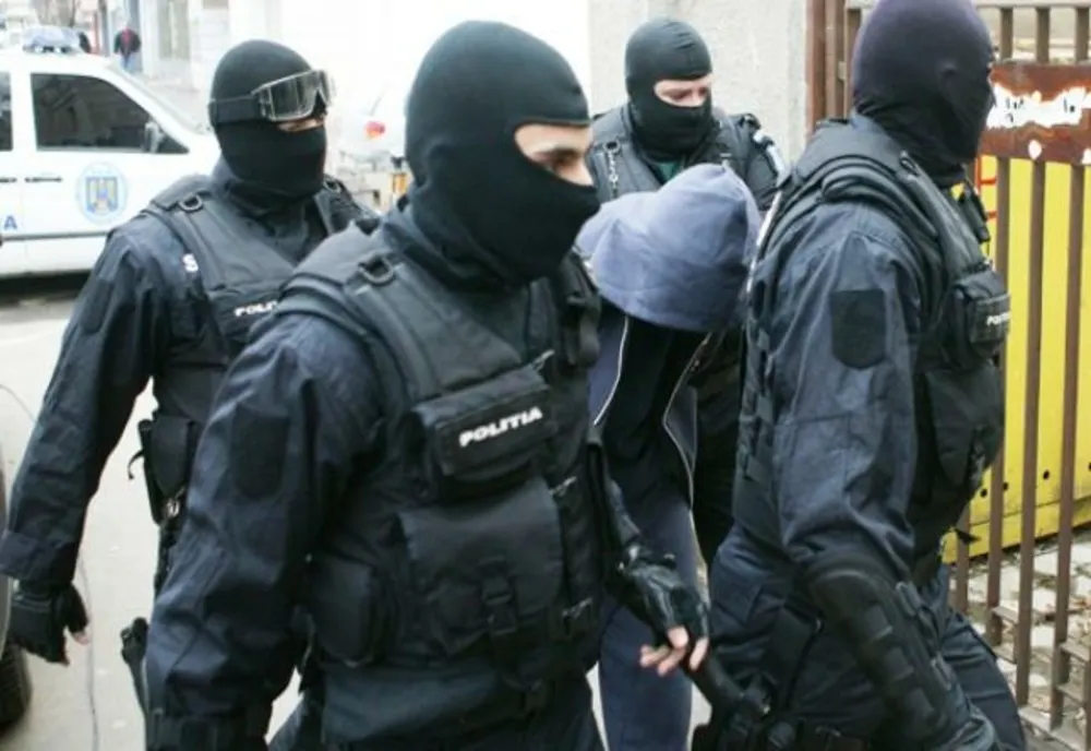 Percheziții domiciliare în Dâmbovița și Buzău, la o grupare de proxeneți! Șapte persoane reținute, alte opt căutate