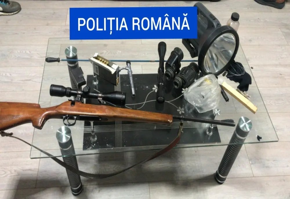 Dâmboviţa. Percheziţii la persoane suspecte de braconaj, tăiere şi sustragere de material lemnos. Poliţiştii au găsit 3 arme de vânătoare şi 20 de cartuşe