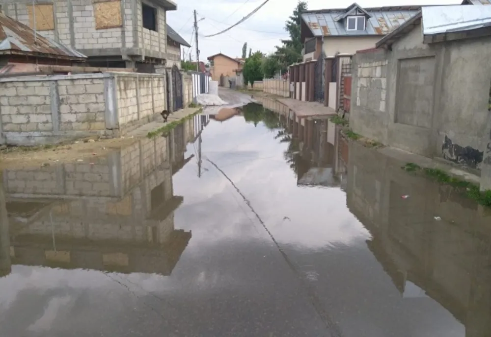 Mai multe gospodării din Dâmboviţa au fost inundate în urma precipitațiilor abundente căzute