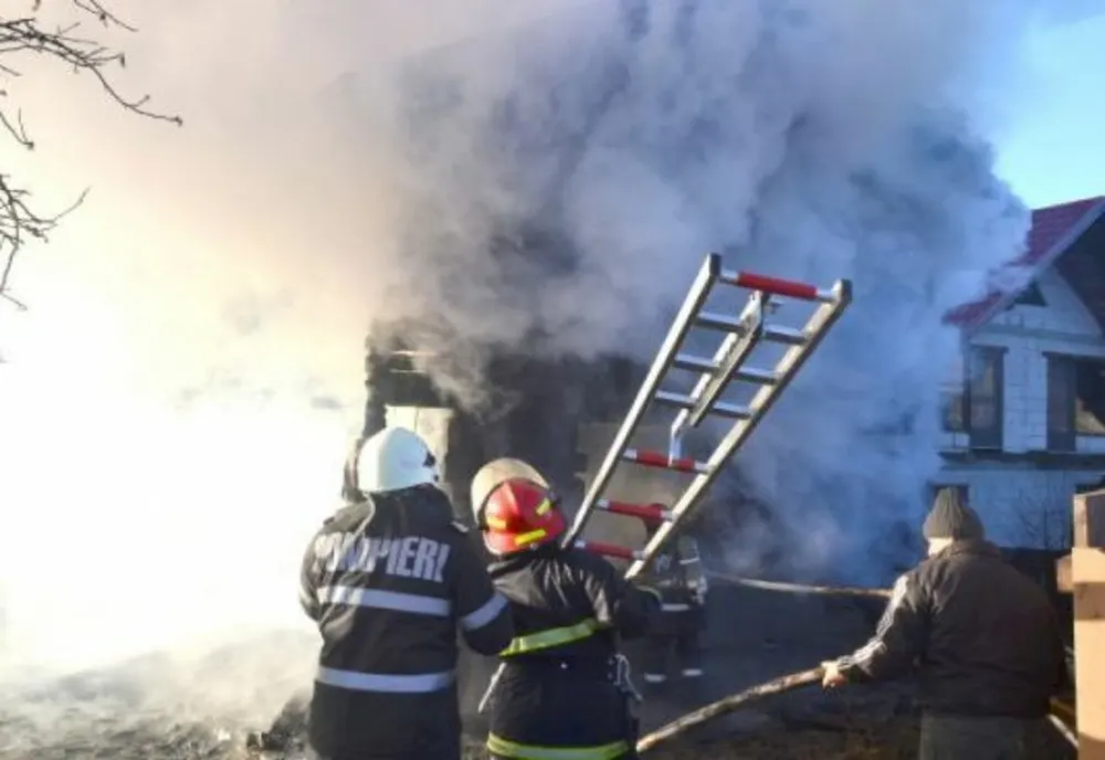 Incendiu violent la o casă din Valea Dâmboviței! Pompierii au intervenit cu 3 autospeciale de stingere