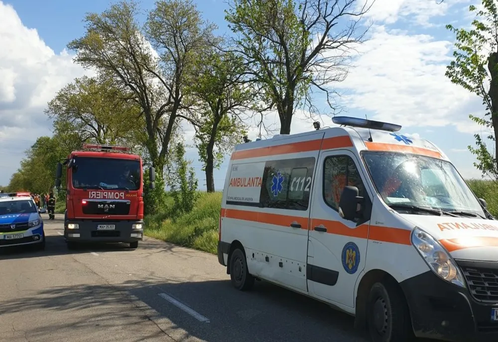 Dâmboviţa. Accident rutier pe DN1A, în localitatea Luciana. O autoutilitară a intrat într-un stâlp de telegraf. 7 pasageri au fost transportaţi la spital 