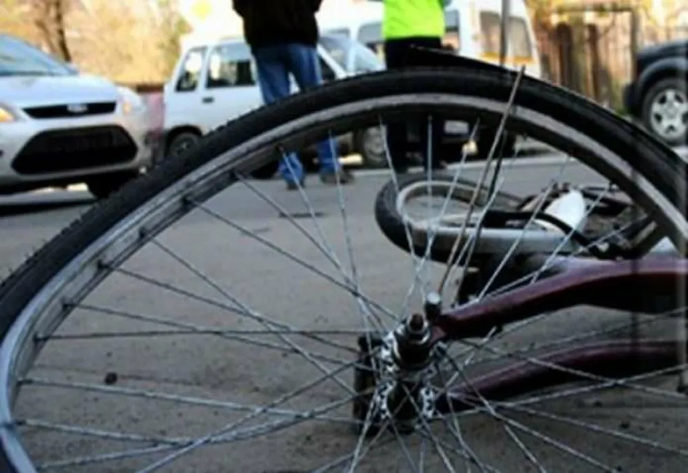 Biciclist lovit de o mașină la ieșirea din Târgoviște spre Ulmi