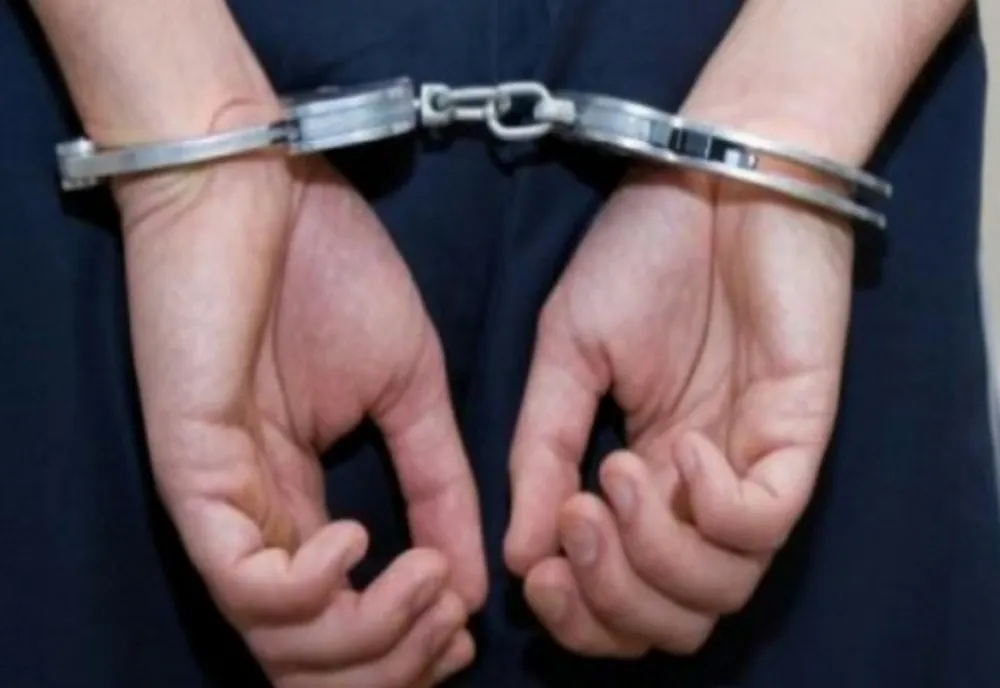  Dâmbovița. 8 bărbaţi reţinuţi de poliţişti după ce s-au îmbătat şi s-au luat la bătaie în fața unui bar