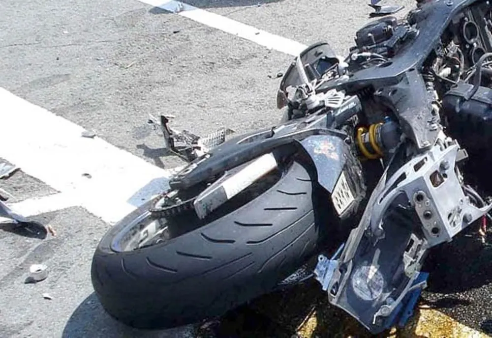 Accident la ieșire din Târgoviște. Un motociclist a fost lovit de o mașină