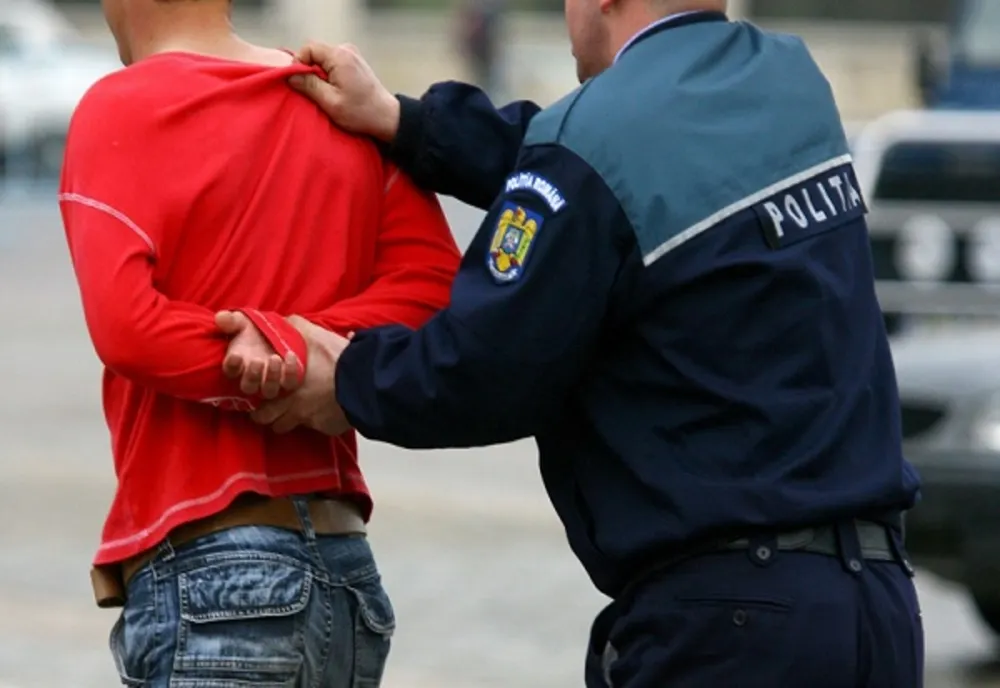 Dâmbovița. Un tânăr a furat o maşină din curtea unei gospodării 