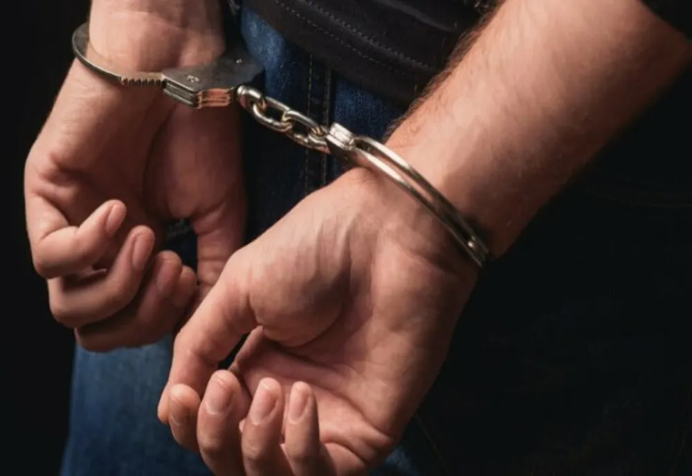 Dâmboviţa. Bărbat reţinut de poliţişti după ce a încălcat ordinul de protecţie