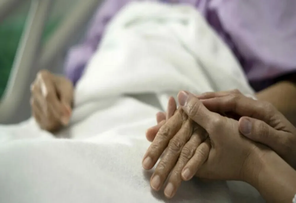 Dâmbovița. Persoanele care îngrijesc bolnavii de cancer beneficiază de concediu medical și de o indemnizație!