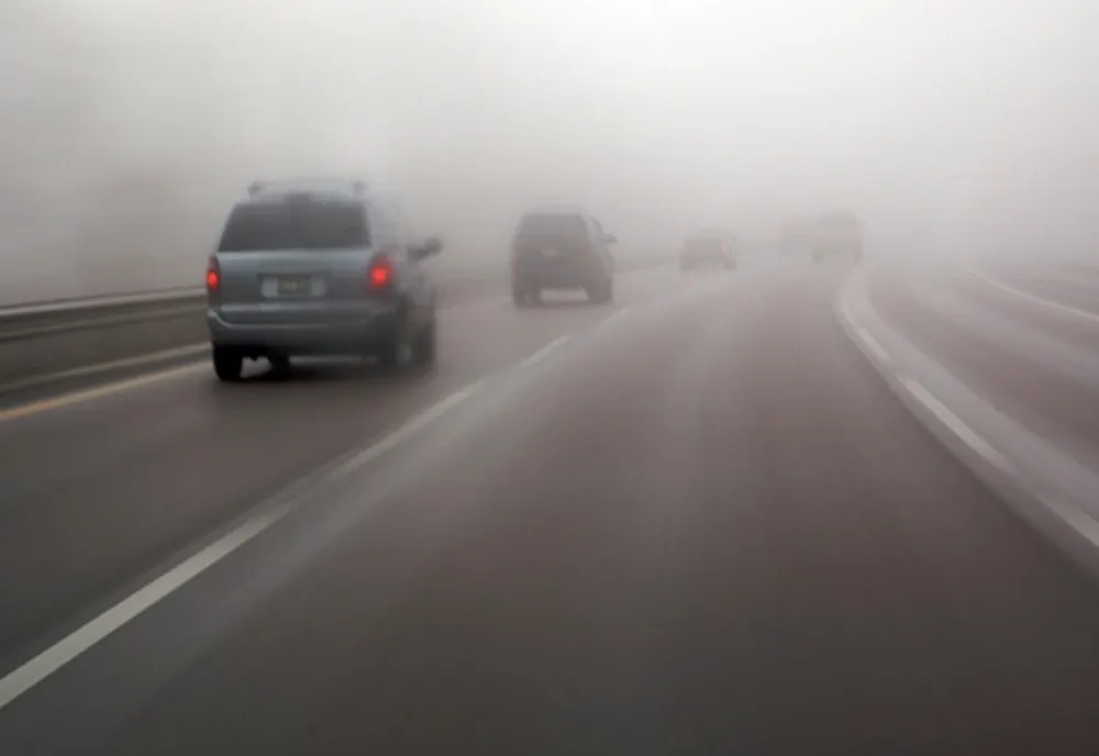 Porturi închise din cauza vântului. Ceață și ploaie pe mai multe drumuri
