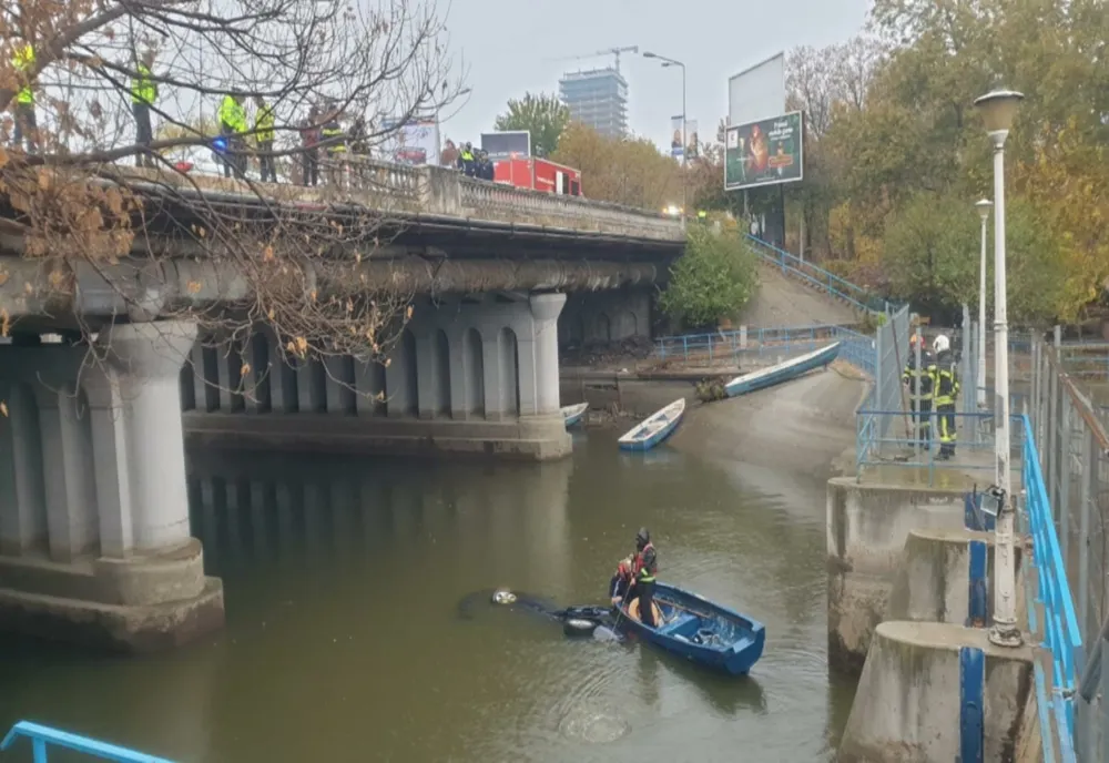 O mașină a plonjat în lacul Floreasca - 2 persoane au fost transportate de urgență la spital