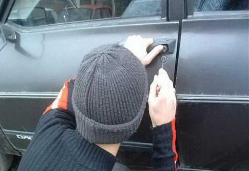 Doi minori au furat bani dintr-o mașină parcată în fața bisericii