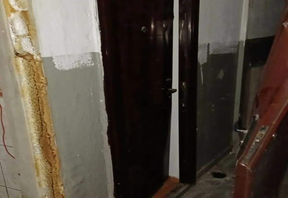 Deflagraţie puternică într-un bloc din Târgoviște! Mai multe garsoniere au fost afectate, o persoană a fost transportată la spital
