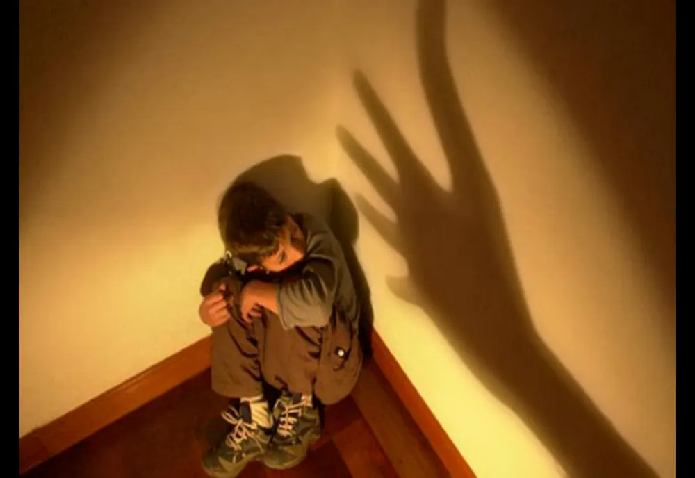 Violență în familie, pe Valea Dâmboviței! Ordin de protecție pentru un bărbat care și-a bătut proprii copii