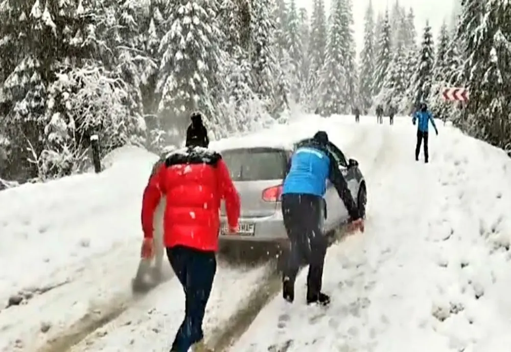 Dâmboviţa. Aproximativ 100 de turiști, blocați cu mașinile pe drumurile din Bucegi, sprijiniţi de jandarmii montani 