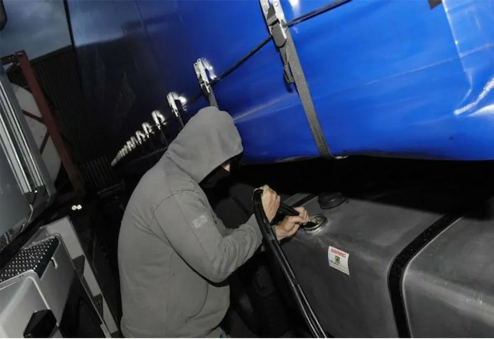 Adolescent din Dâmbovița, reținut după ce a furat combustibil din rezervorul unui autocamion