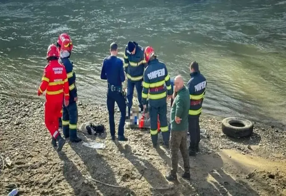 Bărbat căzut în albia râului Dâmbovița de pe o punte pietonală care traversează râul