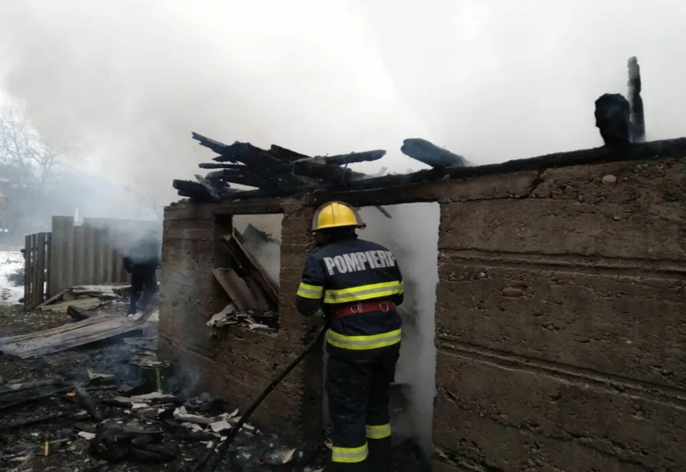 Două anexe gospodărești, mistuite de flăcări în Dâmbovița