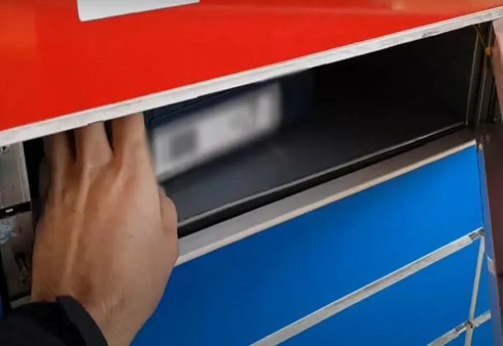 Înşelăciune prin easybox-urile eMag. Doi tineri au ridicat gratuit produse de 40.000 de euro