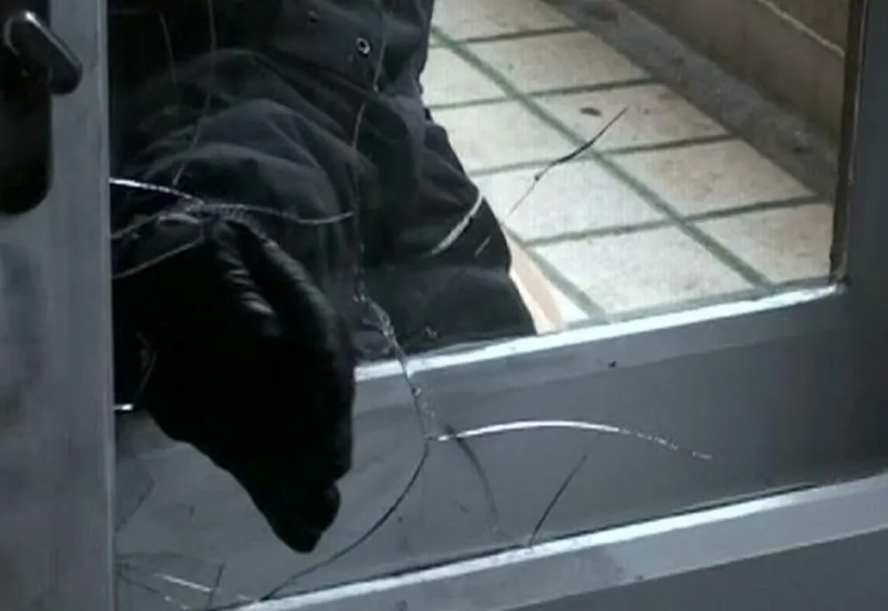 Dâmboviţa. Locuinţă spartă de un bărbat care a furat mai multe bunuri și scule electrice