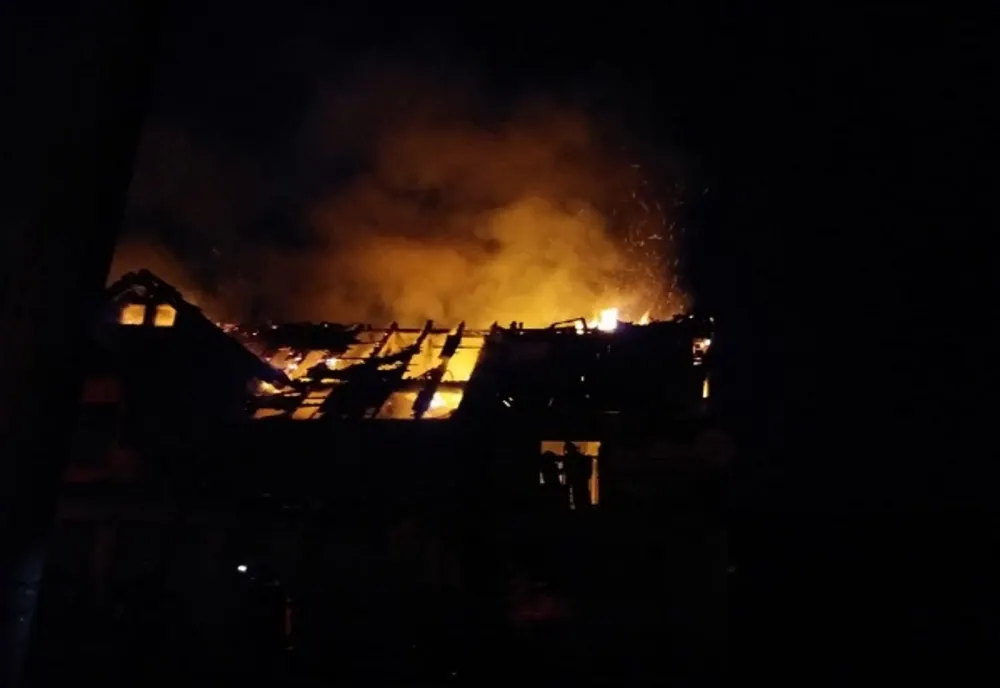 Incendiu violent în Dâmbovița! O casă și o anexă gospodărească, distruse de flăcări. S-a intervenit cu 3 autospeciale de stingere