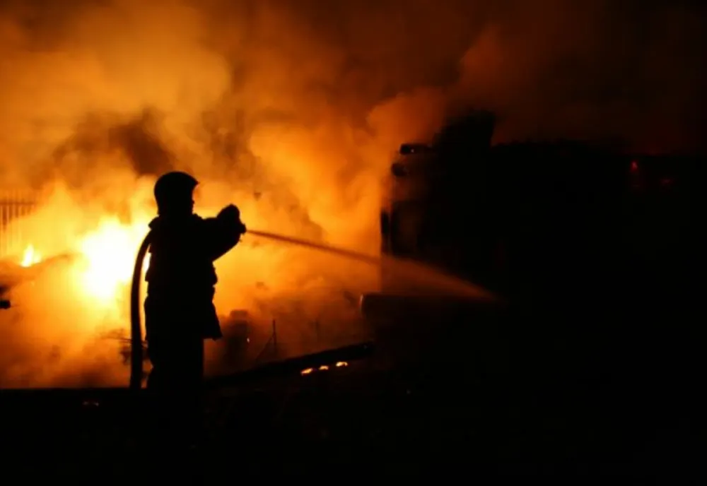 Dâmbovița. Anexa unei gospodării, distrusă de un incendiu puternic. S-a intervenit cu 3 autospeciale de stingere